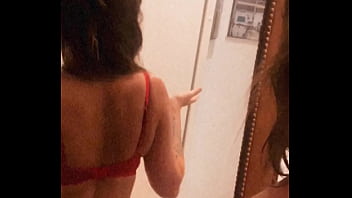 Quand je claque des doigts sois réactif sois à mes pieds sois maniable comme