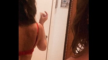 Quand je claque des doigts sois réactif sois à mes pieds sois maniable comme