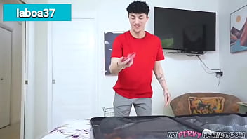 العمة المثيرة تكتشف ان أحدهم يتجسس عليها ويشم ملابسها الداخليه