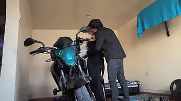 Me follo a mi vecina a cambio de guardar su moto en mi garaje