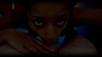 Na piscina do motel ganhando aquela mamada da negra sexy