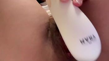 お風呂あがりに彼氏の臭いパンツを嗅ぎながら、おまんこを吸うおもちゃでオナニーする変態女子大生。