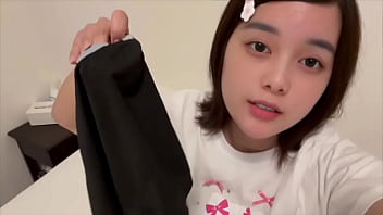 お風呂あがりに彼氏の臭いパンツを嗅ぎながら、おまんこを吸うおもちゃでオナニーする変態女子大生。