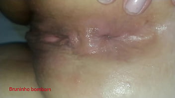 Ela adora quando coloco na bunda dela fica toda molhada
