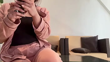 【女子大生のルーティン】 朝起きてパジャマでオナニーしたら甘い液でてきちゃいました。