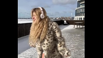 Don't you just wanna dance do you like to watch me dance