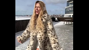 Don't you just wanna dance do you like to watch me dance