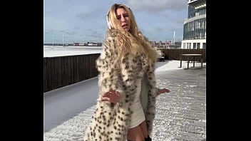 Don't you just wanna dance do you like to watch me dance