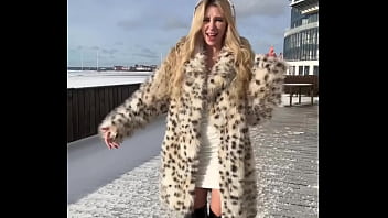 Don't you just wanna dance do you like to watch me dance