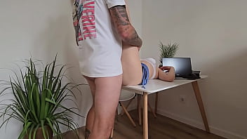 Hermanastra virgen quiere aprender a follar