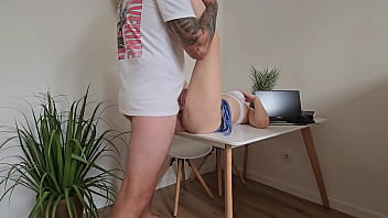 Hermanastra virgen quiere aprender a follar