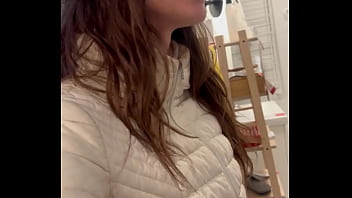 Lety howl cherche une table à monter dans un célèbre magasin de meuble je