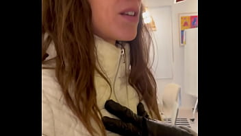 Lety howl cherche une table à monter dans un célèbre magasin de meuble je