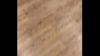 Lety howl cherche une table à monter dans un célèbre magasin de meuble je