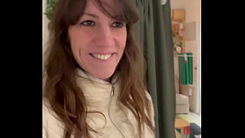 Lety howl cherche une table à monter dans un célèbre magasin de meuble je