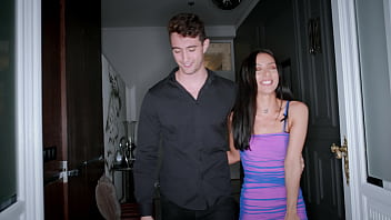 Traje A Mi Novia A Casa Para Follármela ¿cómo No Compartirlo Con Mis Compañeros De Piso thumbnail