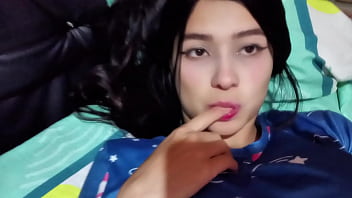 Marido y mujer tienen sexo caliente en la habitación del hotel casero real