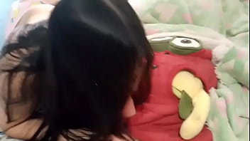 Estaba bien comodo acostado con el pene parado