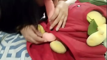 Estaba bien comodo acostado con el pene parado