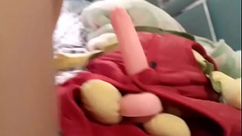 Estaba bien comodo acostado con el pene parado