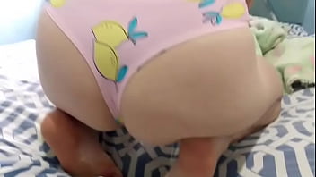 Estaba bien comodo acostado con el pene parado