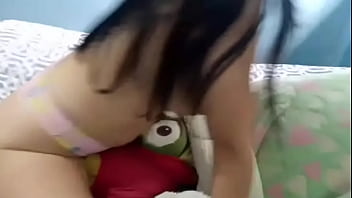 Estaba bien comodo acostado con el pene parado