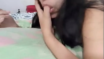 Estaba bien comodo acostado con el pene parado