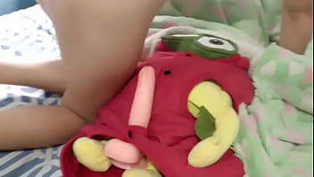 Estaba bien comodo acostado con el pene parado