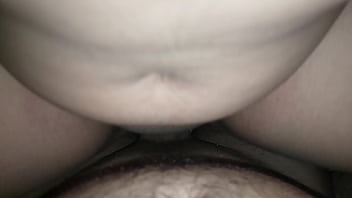 Me encanta clavarme en este enorme pene quiero que se corra dentro de mi