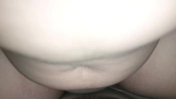 Me encanta clavarme en este enorme pene quiero que se corra dentro de mi