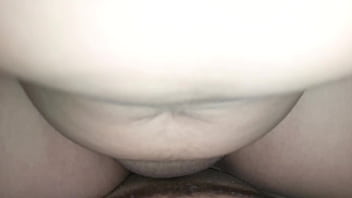 Me encanta clavarme en este enorme pene quiero que se corra dentro de mi