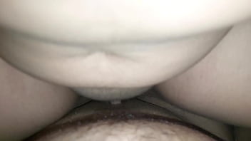 Me encanta clavarme en este enorme pene quiero que se corra dentro de mi