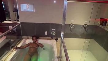 Um dia de paz com o negao na banheira