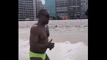 Känd svart man från copacabana åker till ukraina för att träffa utländska kvinnor