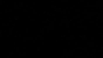 Massagista gostosa chupando o pau grande do cliente até engasgar