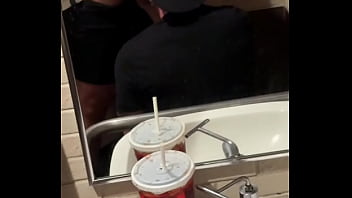 Putinho fogoso deu o rabo pro macho dotado no banheiro do shopping