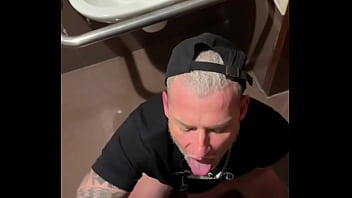 Putinho fogoso deu o rabo pro macho dotado no banheiro do shopping