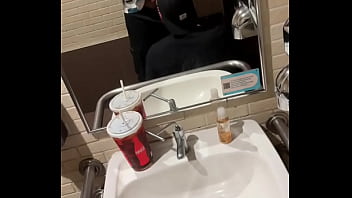 Putinho fogoso deu o rabo pro macho dotado no banheiro do shopping