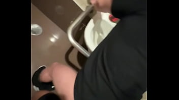 Putinho fogoso deu o rabo pro macho dotado no banheiro do shopping