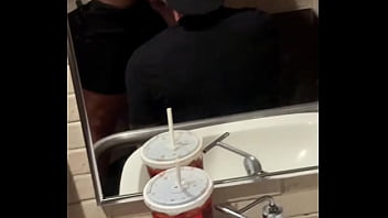 Putinho fogoso deu o rabo pro macho dotado no banheiro do shopping