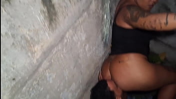 Meu vizinho me flagrou com meu amante e cobrou uma mamada como silêncio