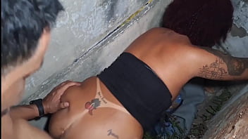 Meu vizinho me flagrou com meu amante e cobrou uma mamada como silêncio