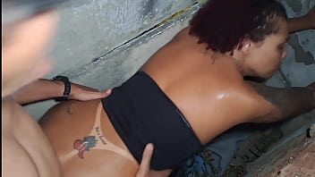 Meu vizinho me flagrou com meu amante e cobrou uma mamada como silêncio