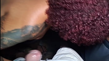 Meu vizinho me flagrou com meu amante e cobrou uma mamada como silêncio