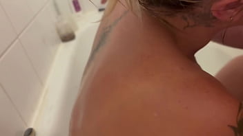 Je suce comme une salope dans mon bain line amatrice française