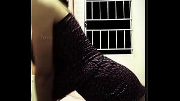 Novinha de oculos rebolando a raba