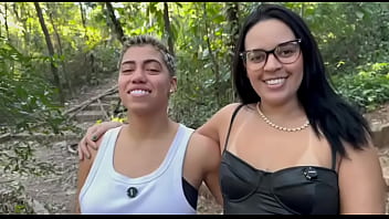 Boyceta peladinha com a morena bunduda no meio do mato na putaria