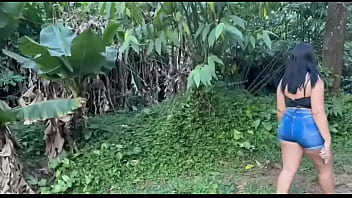 Boyceta peladinha com a morena bunduda no meio do mato na putaria