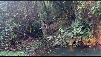 Boyceta peladinha com a morena bunduda no meio do mato na putaria