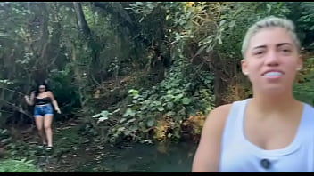 Boyceta peladinha com a morena bunduda no meio do mato na putaria